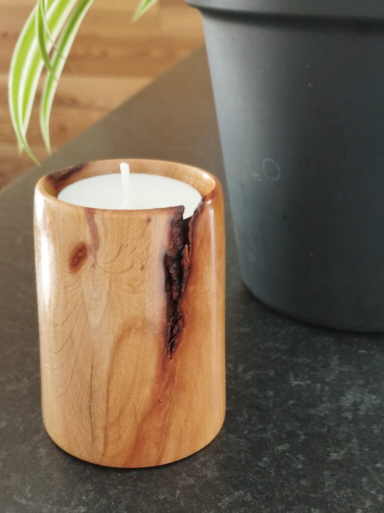 Bougeoir en bois arrondi et vernis