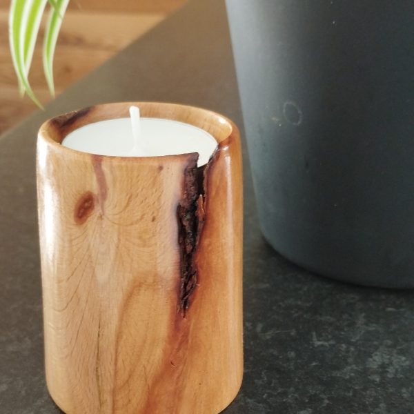 Bougeoir en bois arrondi et vernis